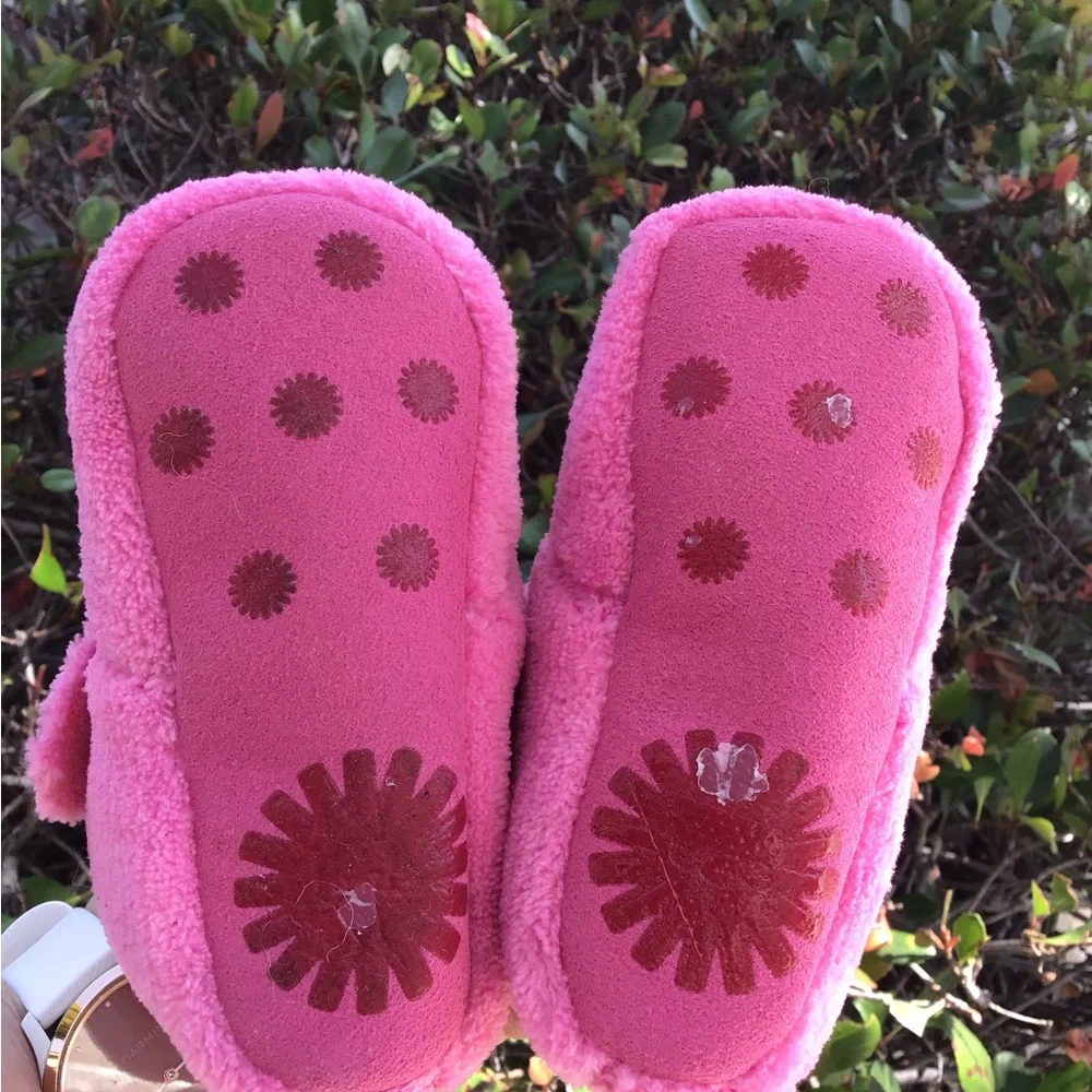 Ugg Bixbee bubble gum size 4/5 Pink Fuzzy Baby Slippers